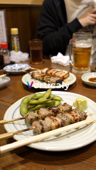焼き鳥と枝豆、飲み会風景