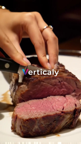 肉を切る、食卓の風景