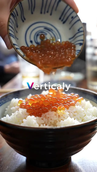 ご飯にイクラを乗せる