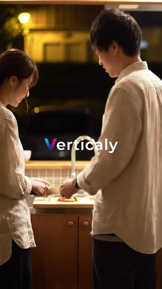 キッチンで料理する二人