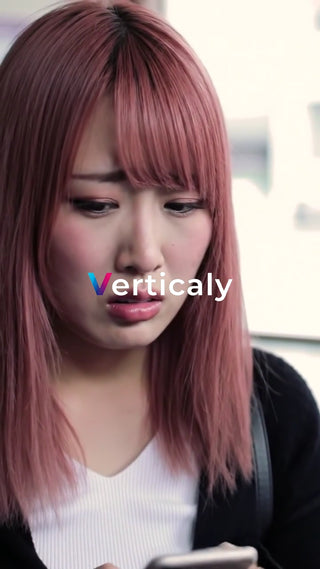 困惑顔の女性、スマホを注視