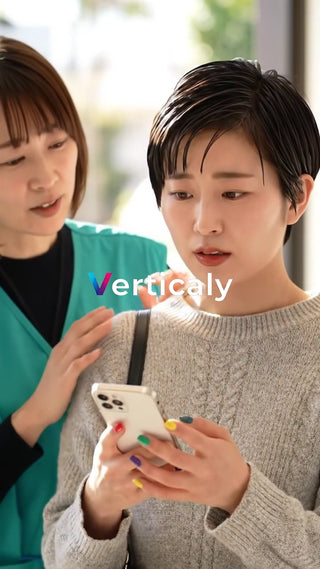 スマホを覗く女性、困惑顔