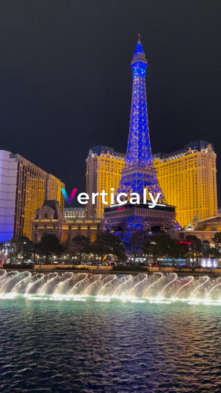 夜の街、エッフェル塔と噴水