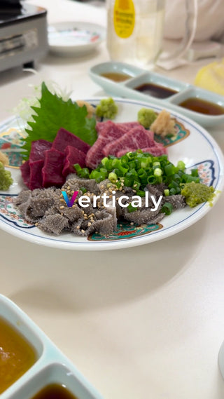 新鮮な馬刺し、薬味と味わう