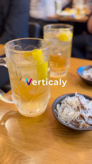 ドリンクと料理、穏やかな時間