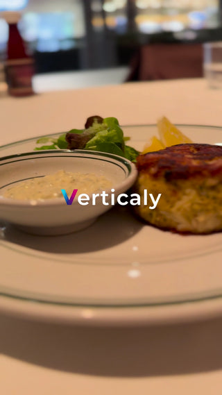 彩り豊かな料理、食卓を囲んで