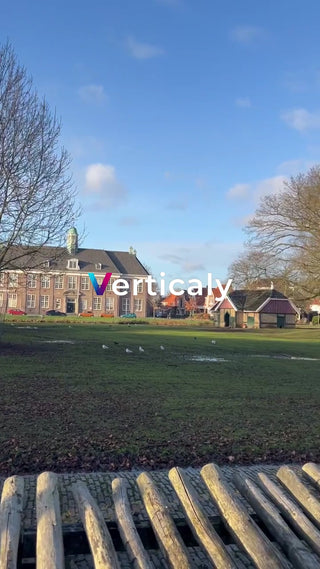 公園の芝生と青空