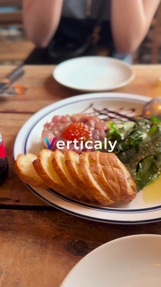 彩り豊かな料理とパン