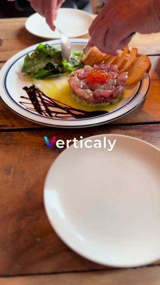 魚料理とパン、食事風景