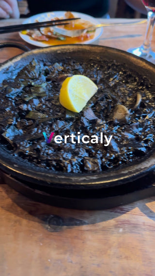 黒いパエリアとレモン