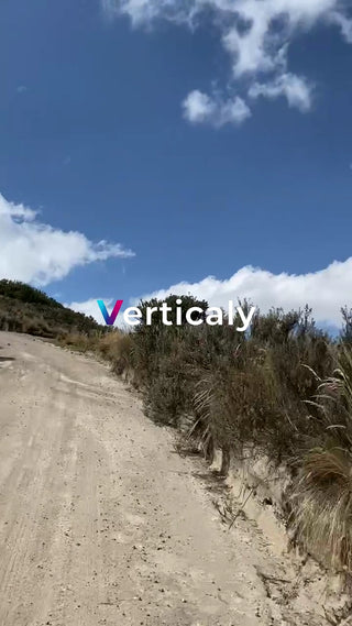 砂利道を歩く、青空の下