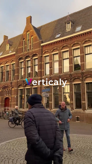 レンガ造りの建物と人々