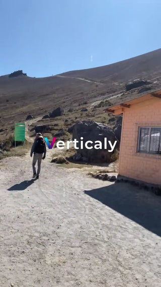 山道を歩くハイカー