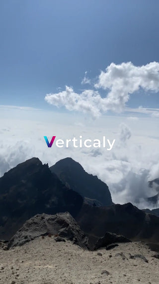 雲海を見下ろす山並み