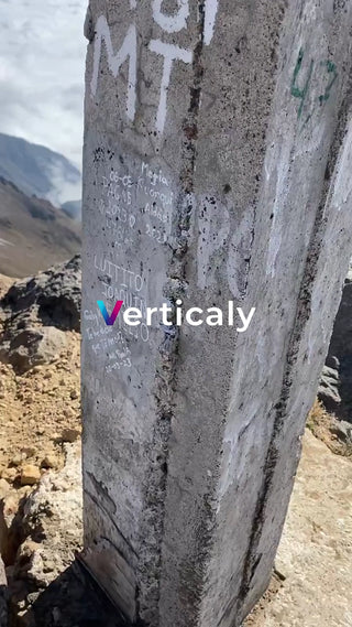 落書きだらけのコンクリート