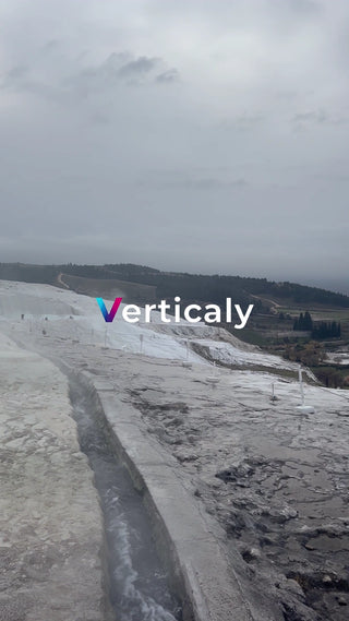 白い石灰棚と曇り空