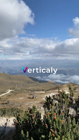 山頂からの絶景、雲海広がる