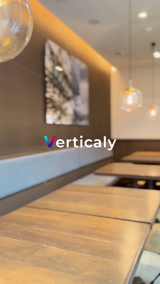 カフェのテーブル、木目と光