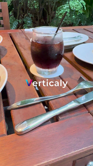 カフェで過ごす午後、読書の時間