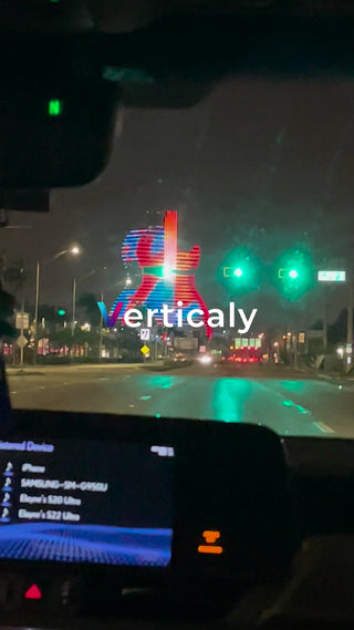 夜の街、ギター型イルミネーション