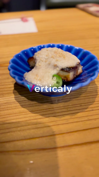 料理を味わう瞬間、青い皿