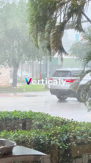 雨の日の街並み、車が行き交う