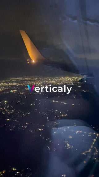 夜空と飛行機の翼