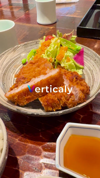 揚げ物とサラダの定食