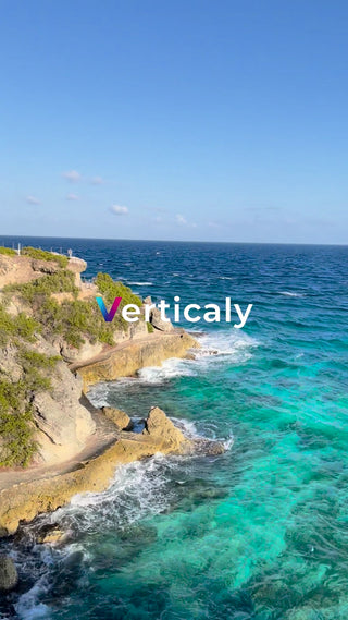 海岸線を歩く、爽やかな午後