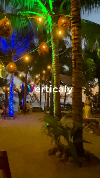 南国リゾートの夜、煌めく光