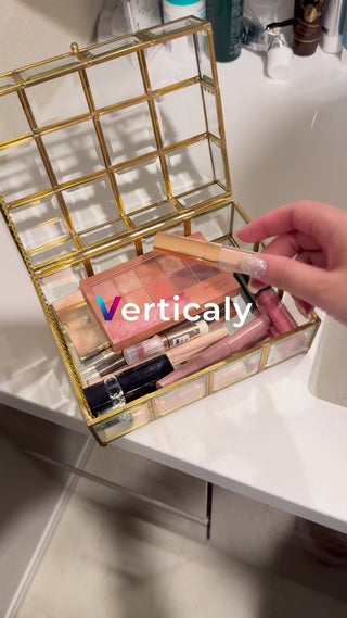 メイクを楽しむ女性