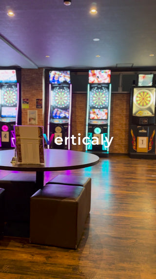 ダーツを楽しむ店内