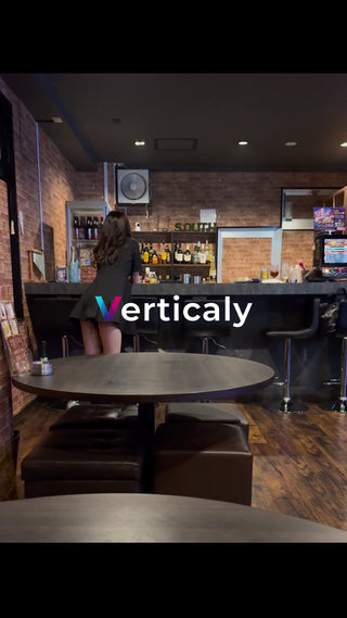 バーで佇む女性、夜の帳