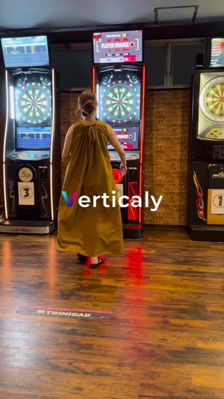 ダーツを楽しむ女性、躍動感