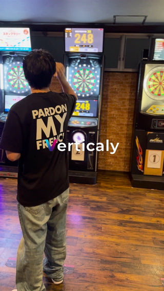 ダーツを楽しむ男性