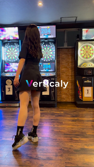 ダーツを楽しむ女性、夜の空間