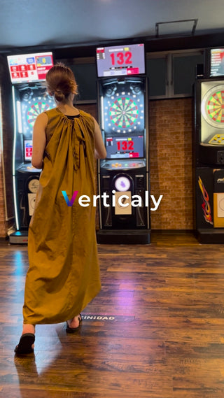 ダーツを楽しむ女性