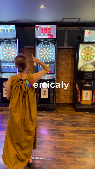 ダーツを楽しむ女性