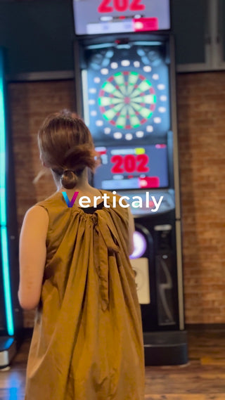 ダーツを楽しむ女性、202点