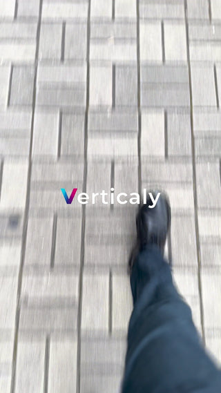 都会の石畳を歩く