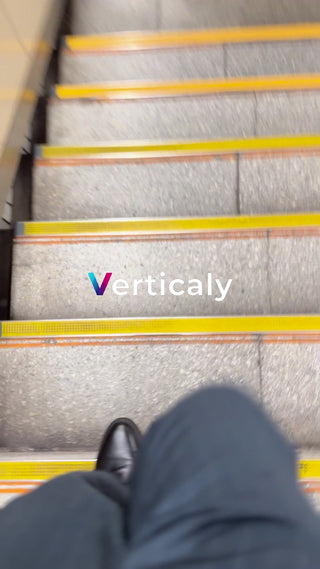 階段を降りる、ビジネスマン