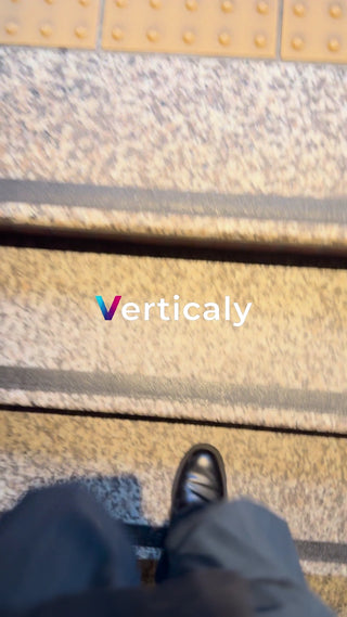 階段を降りる、ビジネスマン