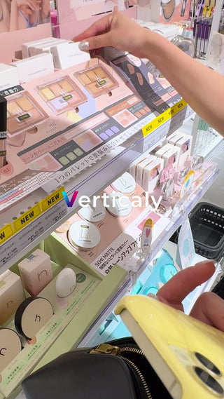 コスメ売り場で商品を選ぶ