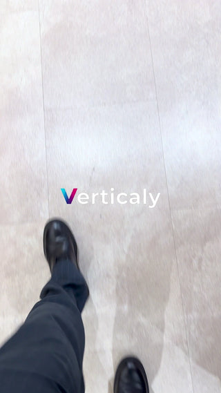 革靴とパンツ、歩く姿