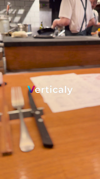 店内で料理を作る姿