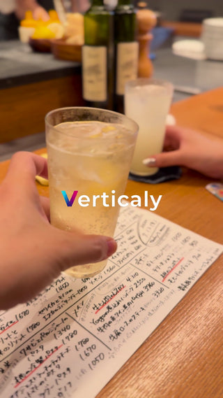 カフェでくつろぐ、琥珀色の飲み物