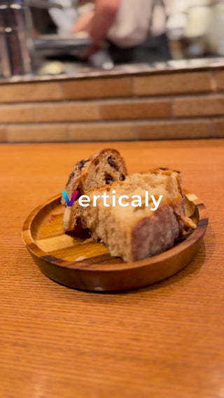 パンと木製プレート