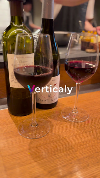 ワインとグラス、夕暮れ時