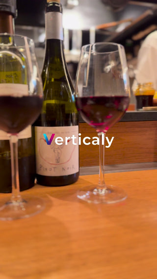 ワインとグラス、夕暮れ時