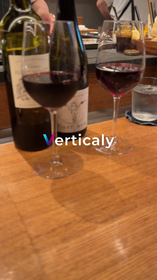 ワインとグラス、夕食のひととき